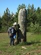 Marie capte la force tellurique du menhir